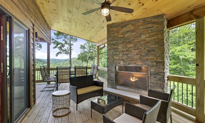 Williamstown Kabine | Creekside Cabin w/ Hot Tub, Mtn Views & More!