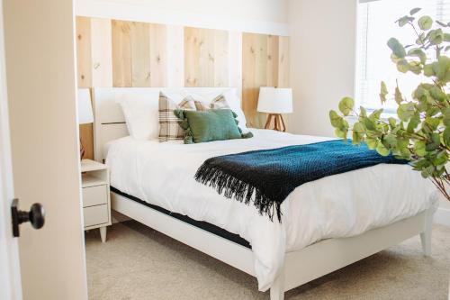 McCammon Haus | Creekside Cabin-Willow stay with views & near Lava