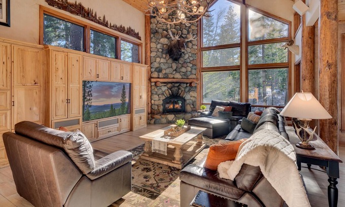 Sunnyside Haus | Creekside Comfort: Modern Mountain Retreat Near Alpine Meadows & Sunnyside Beach
