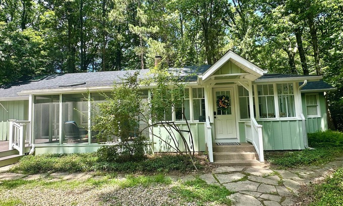 Harbert Hütte | Creekside Cottage in scenic Harbert, MI