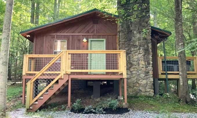 Cosby Kabine | Creekside Couple's Retreat at Cool Waters