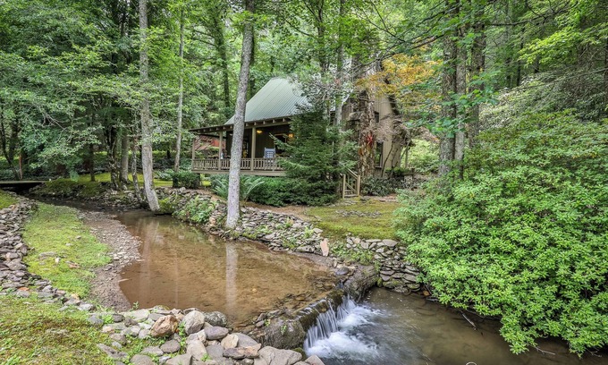 Ellijay Kabine | Creekside Fairytale on Barnes Creek - Magical, Romantic Cabin