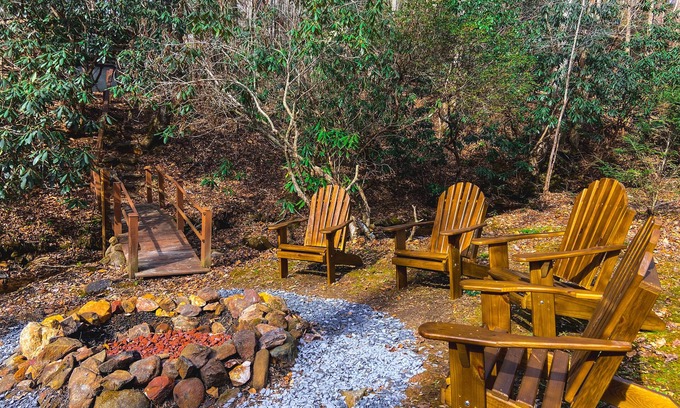 Ellijay Haus | ⭐️Creekside Firepit l 3.5 Acres l Wood Burning Stove l Dog Friendly