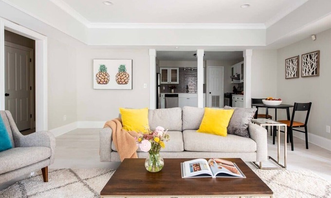 Inman Park Wohnung | Creme Carmel by Minty Living