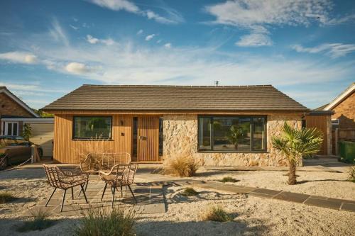 Overstrand Haus | Cromer Luxury Palm Springs Bungalow with Pool Room