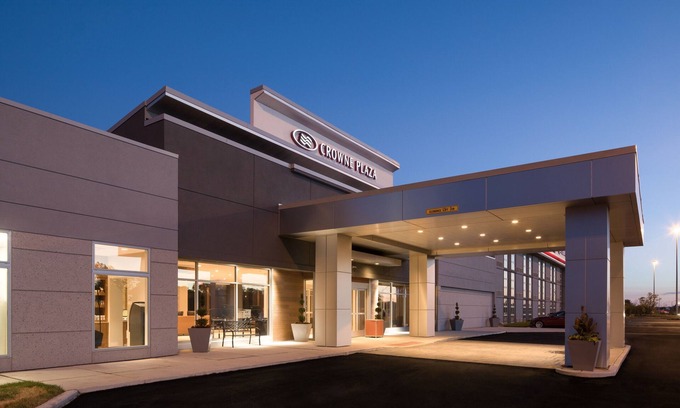 Burr Ridge Hotel | Crowne Plaza Chicago SW - Burr Ridge by IHG