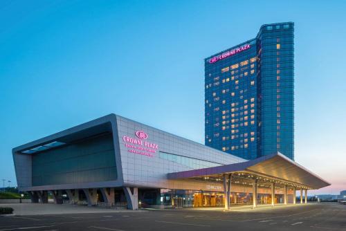 Ganjingzi Hotel | Crowne Plaza Dalian Sports Center by IHG