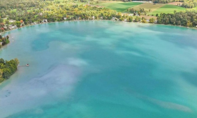 Moscow Haus | Crystal Blue Oasis-Lakefront,Family & Pet Friendly