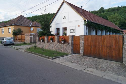 Szomolya Wohnung | Cseresznyés Vendégház