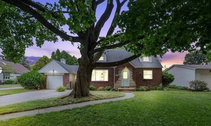 Toledo Haus | Cul-de-Sac Charm on River Road