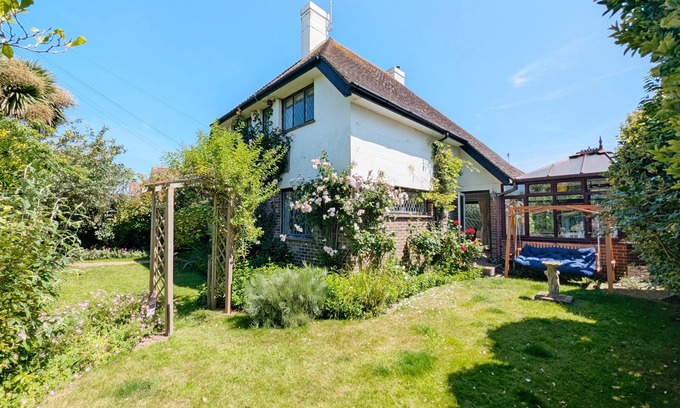 Felpham Hütte | Culver End - Felpham - a cottage that sleeps 6 guests in 3 bedrooms