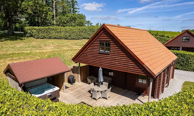 Pickering Skihütte | Curlew Lodge - sleeps 4 | Hot Tub, Dog Friendly | 4* Gold Award