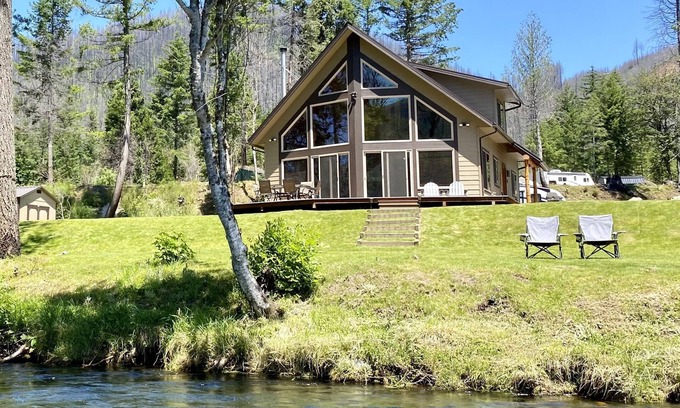 Vida Haus | Custom Built Home - Riverfront Home on the McKenzie River