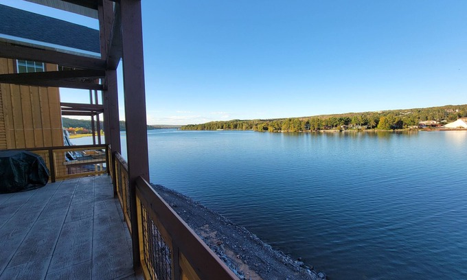 Houghton Kabine | Custom Lakeside Balcony Cabin 20B