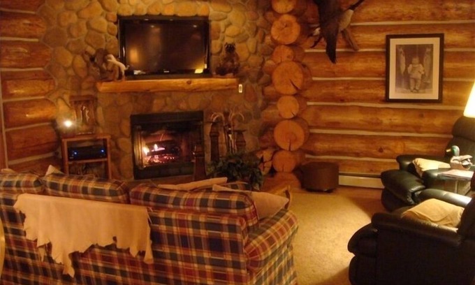 Brown Township Kabine | Benutzerdefinierte Log Cabin im Herzen des Manistee National Forest