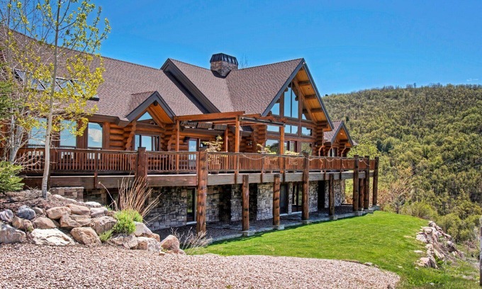 Huntsville Skihütte | Kundenspezifisches Blockhaus eingebettet in die Berge. Atemberaubende Aussicht auf das Tal von jedem Zimmer.