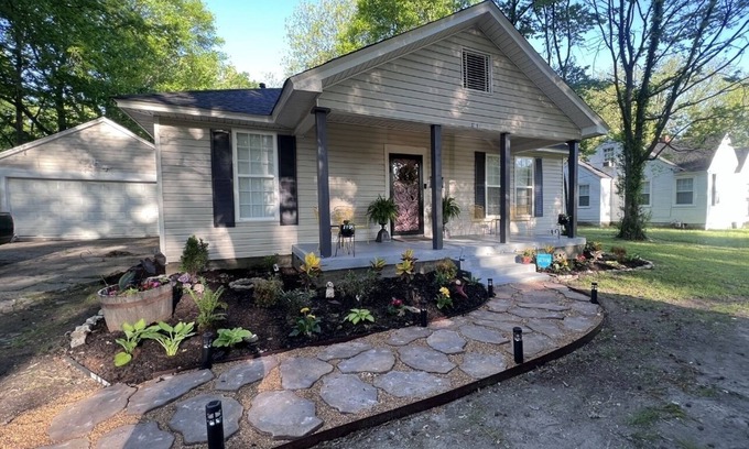 Whitehaven Haus | Cute bungalow located in Whitehaven near Elvis's mansion & Beale St.