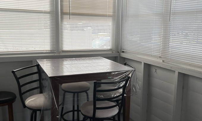 Geneva-on-the-Lake Hütte | Cute, clean, cozy and pet friendly cottage that is 10 minute walk to the strip.