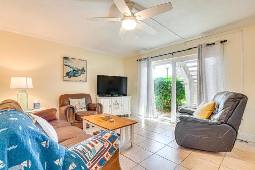Cocoa Beach Wohnung | Cute Cocoa Beach Condo with Pool and Beach Access!