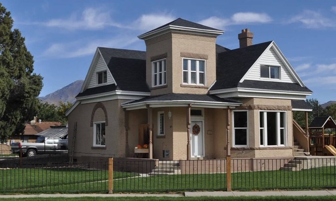 Spanish Fork Haus | Cute House on The Corner: Whole House close to everything, including nature.