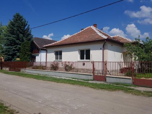 Poroszlo Wohnung | Czinege Vendégház - Kis ház