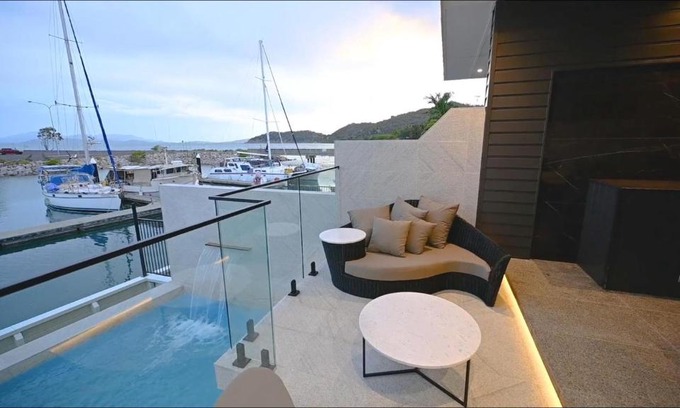 Nelly Bay Haus | Dacha on Maggie No#1 OPULENT AND LUXURIOUS