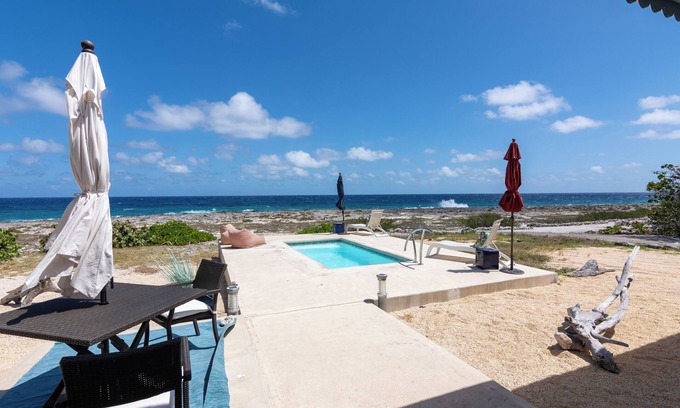 Spot Bay Haus | Dan's Dive Seaside Retreat in Spot Bay with Pool