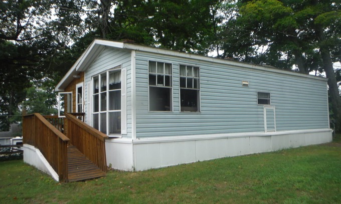 Curtis Haus | Darling Park Model Trailer in der Innenstadt von Curtis mit Blick auf den South Manistique Lake