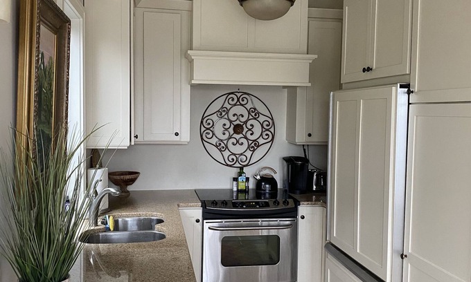 Harbor Springs Eigentumswohnung | Darling Two Bedroom Condo Downtown Harbor Springs