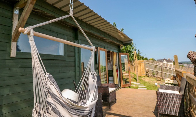 Totnes Hütte | DART VIEW HIDEOUT, pet friendly, character holiday cottage in Totnes