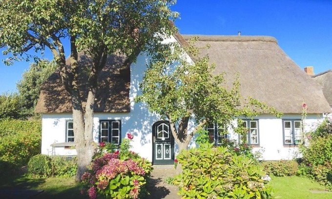 Midlum Haus | Das Petrine/s Hüüs Liegt am Ortsrand von Midlum