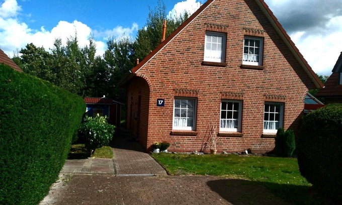 Sturenburgshof Haus | Dat Ferienhuus Aurich-Tannenhausen at the bathing lake! Pet friendly!