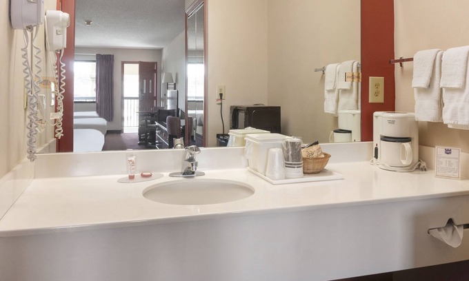 Adairsville Hotel | Days Inn by Wyndham Adairsville