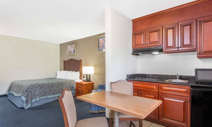 Arlington Heights Hotel | Days Inn by Wyndham Arlington Pentagon