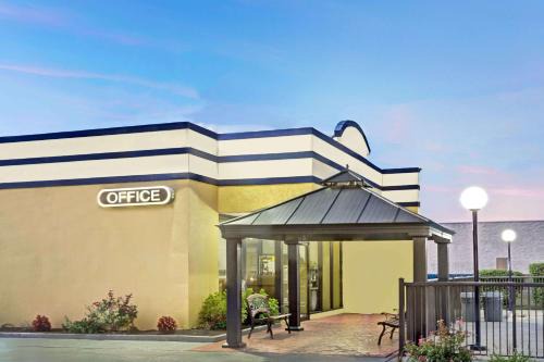 Norfolk - Virginia Beach Hotel | Days Inn by Wyndham Norfolk Military Circle