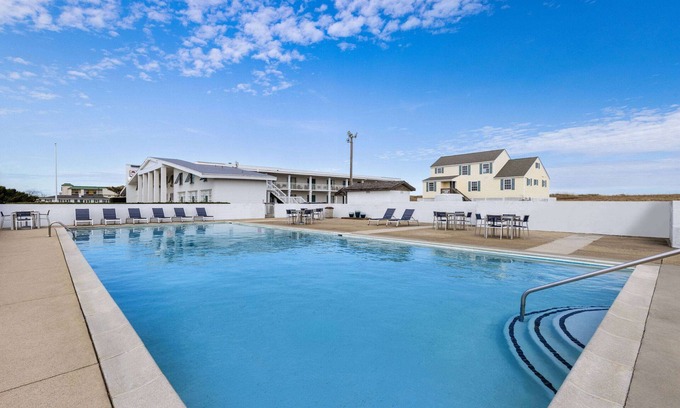 Kill Devil Hills Hotel | Days Inn by Wyndham Kill Devil Hills Oceanfront - Wilbur