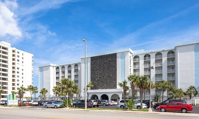 Daytona Beach Shores Resort | đ´ Daytona Seabreeze ⨠Experience Paradise in a1 Bedroom - Sleeps 4!