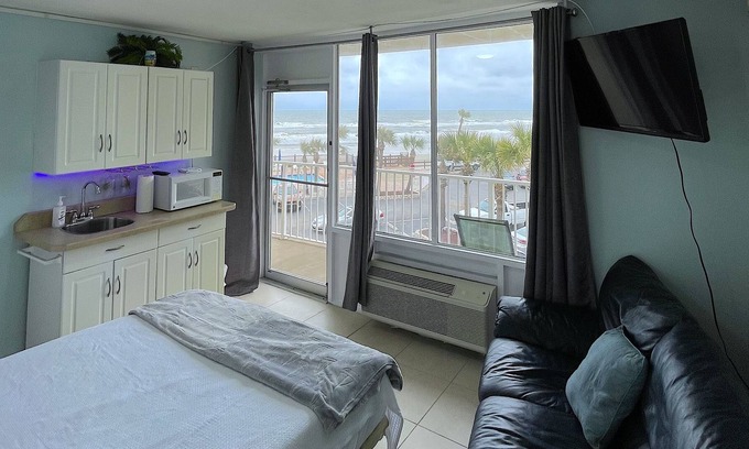 Bostwick Park Eigentumswohnung | Dazzling Daytona Beach Ocean Front View & Balcony-8