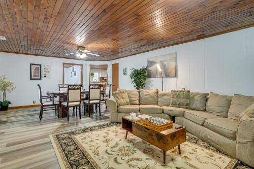 Cisco Haus | Deck and 2-Acre Yard Quiet Getaway in Crandall!