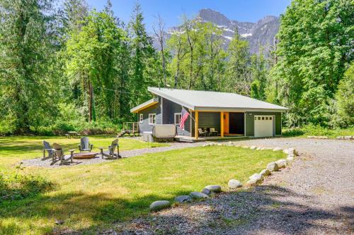 Gold Bar Haus | Deck, Hot Tub and Views Sleek Getaway in Index!