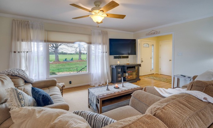 Bealeton Haus | Deck & Pastoral Views! Bealeton Farmhouse Escape