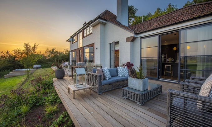 Dundon Haus | Decoy Farm House - a house that sleeps 6 guests in 3 bedrooms