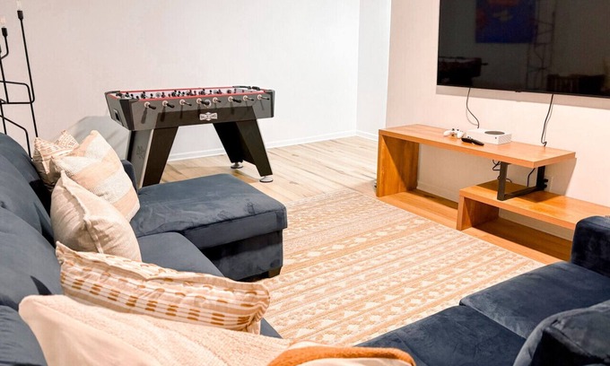 New Irving Park Wohnung | Dedicated Office, Xbox, Spacious