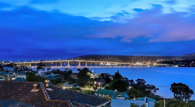 Lindisfarne Haus | Deep Blue Wow views over river city mountain