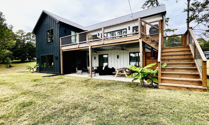 Henrico Haus | Deep water, main lake view, large boathouse!