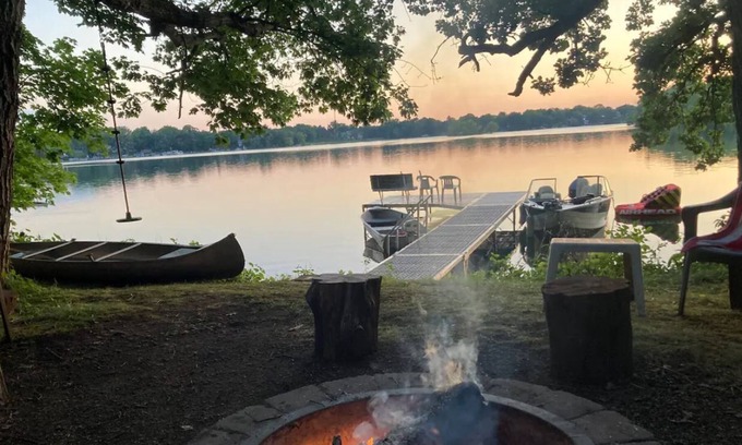 Hayburn Heights Hütte | Delafield Cottage on Lower Nemahbin Lake - Canoe & Kayak Included