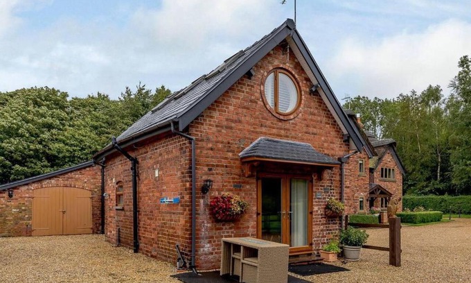 Tatton Park Haus | Delightful Cottage with 2 Bedrooms near Knutsford