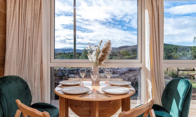 Ballater Kabine | Delightful forest View Cabin with hot tub in Cairngorms
