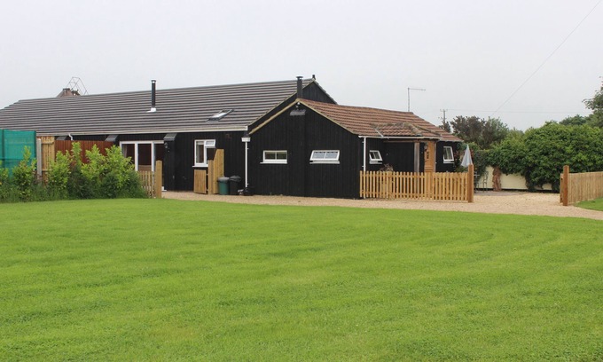 Alderholt Hütte | Entzückender rustikaler Luxus-Stallumbau in New Forest & Südküste. Schlaf 2/4.