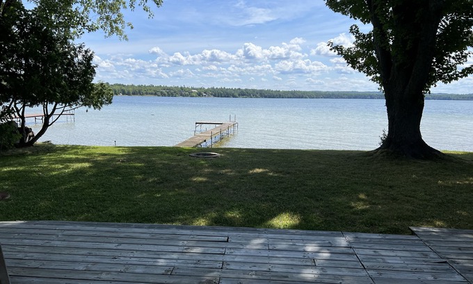 Interlochen Hütte | Delightful sunny beachfront cottage with fire pit 4 min to Concerts!